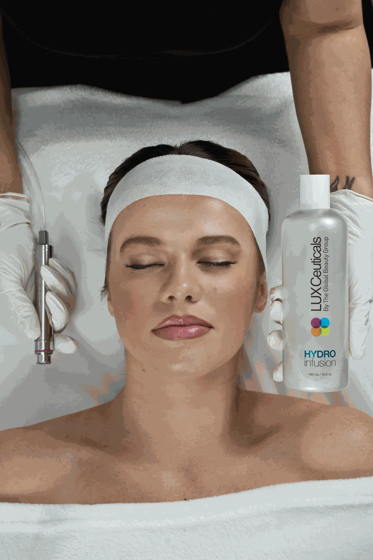 Gezicht met HydroLUX-pen en een fles Hydro infusion van LUXCeuticals